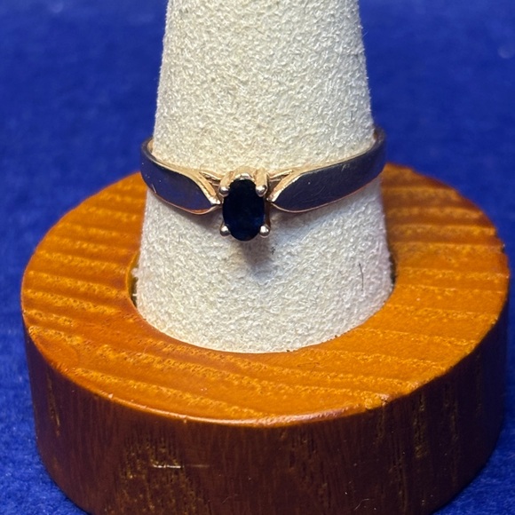 10K Gold Ring With Sapphire Gemstone - Picture 4 of 8